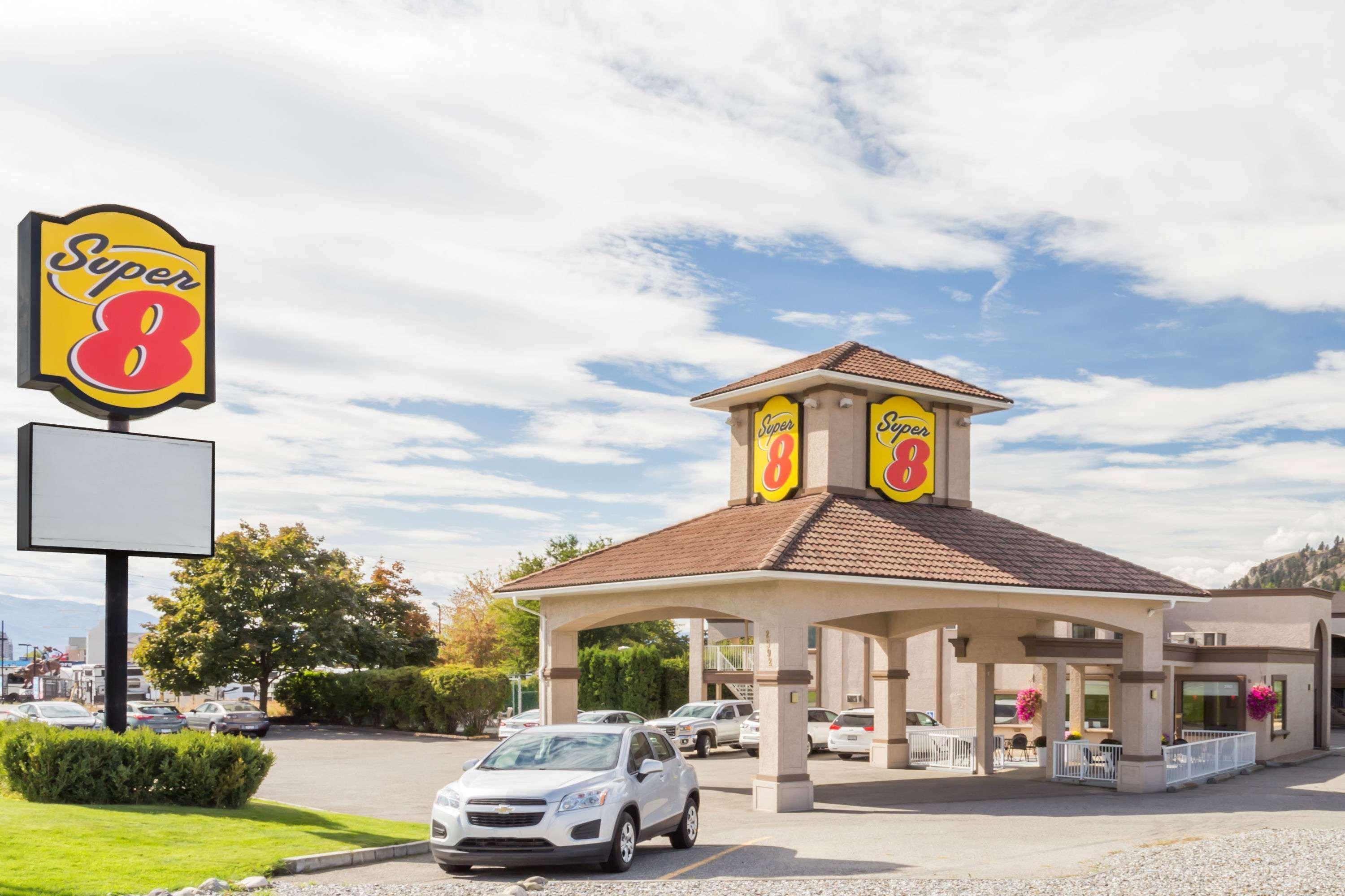 Super 8 By Wyndham Kelowna Bc Exterior foto