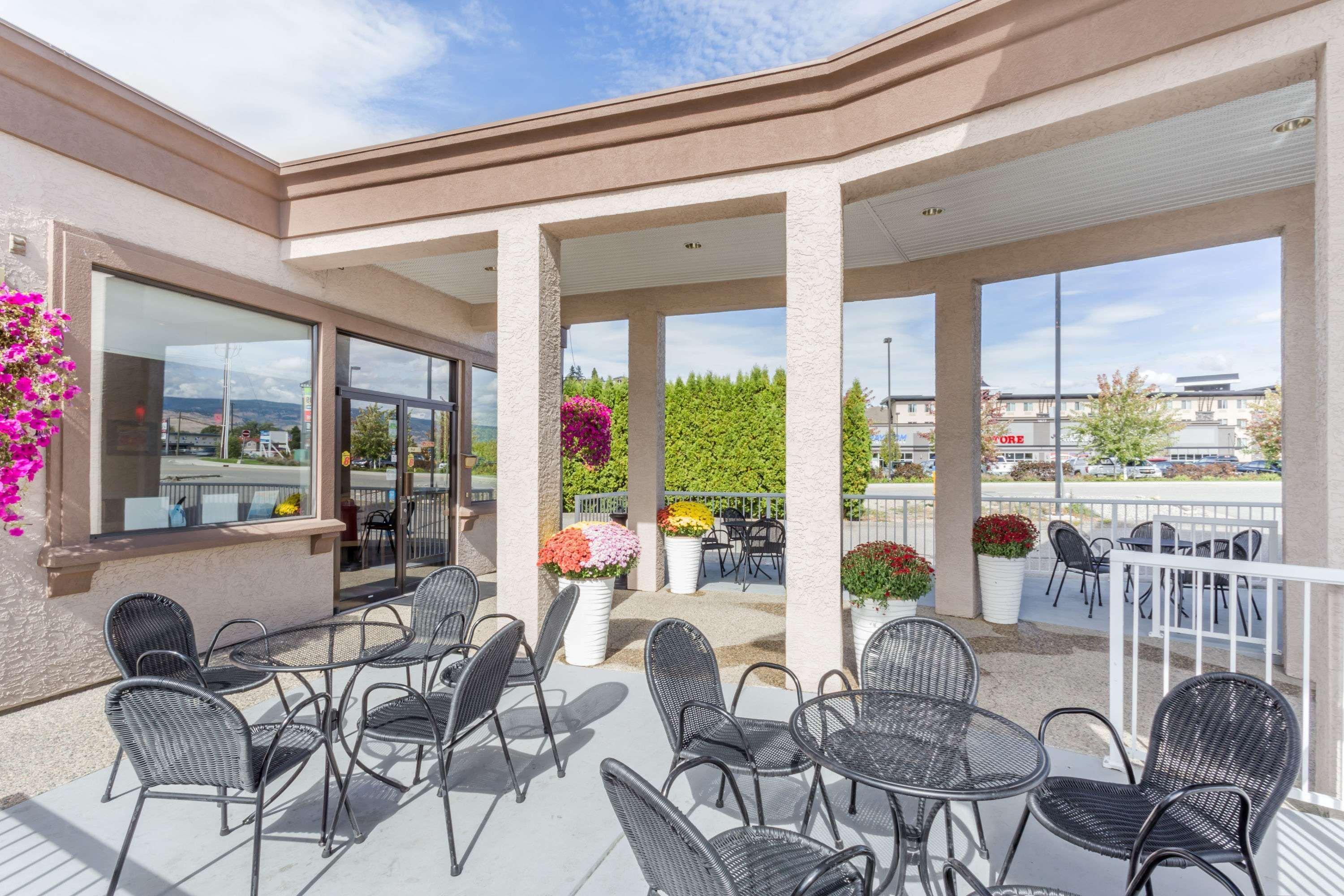 Super 8 By Wyndham Kelowna Bc Exterior foto